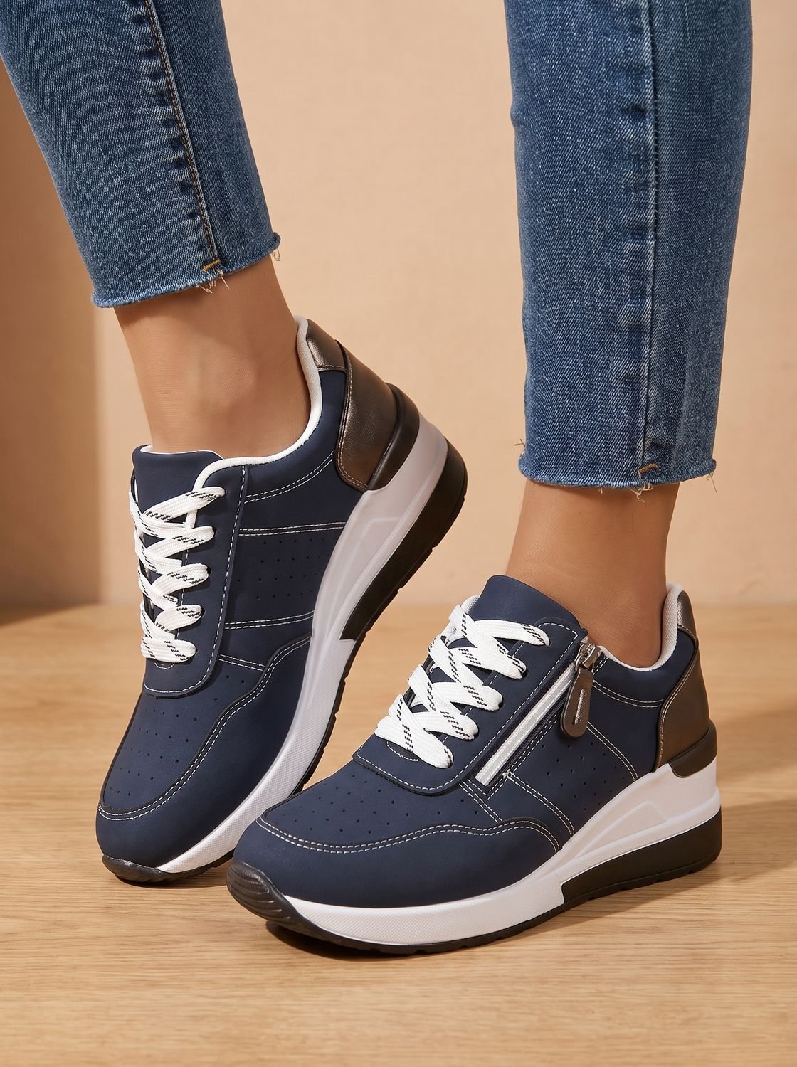 Ortopædiske sneakers med kilehæl og snøre til damer