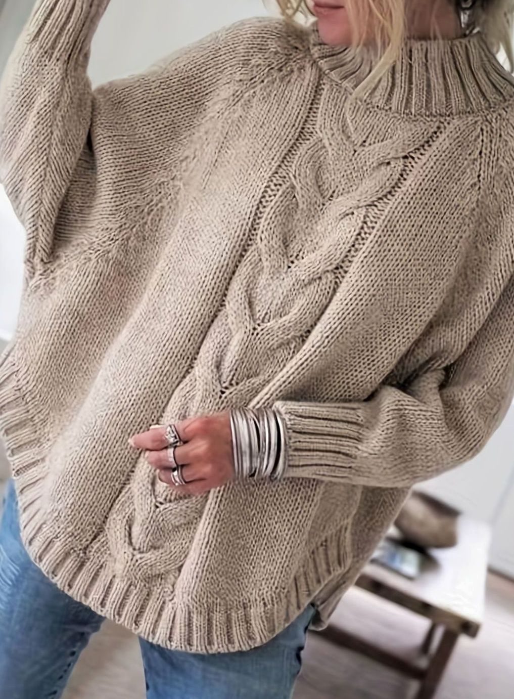 Oversized kabelstrikket sweater med høj hals til damer
