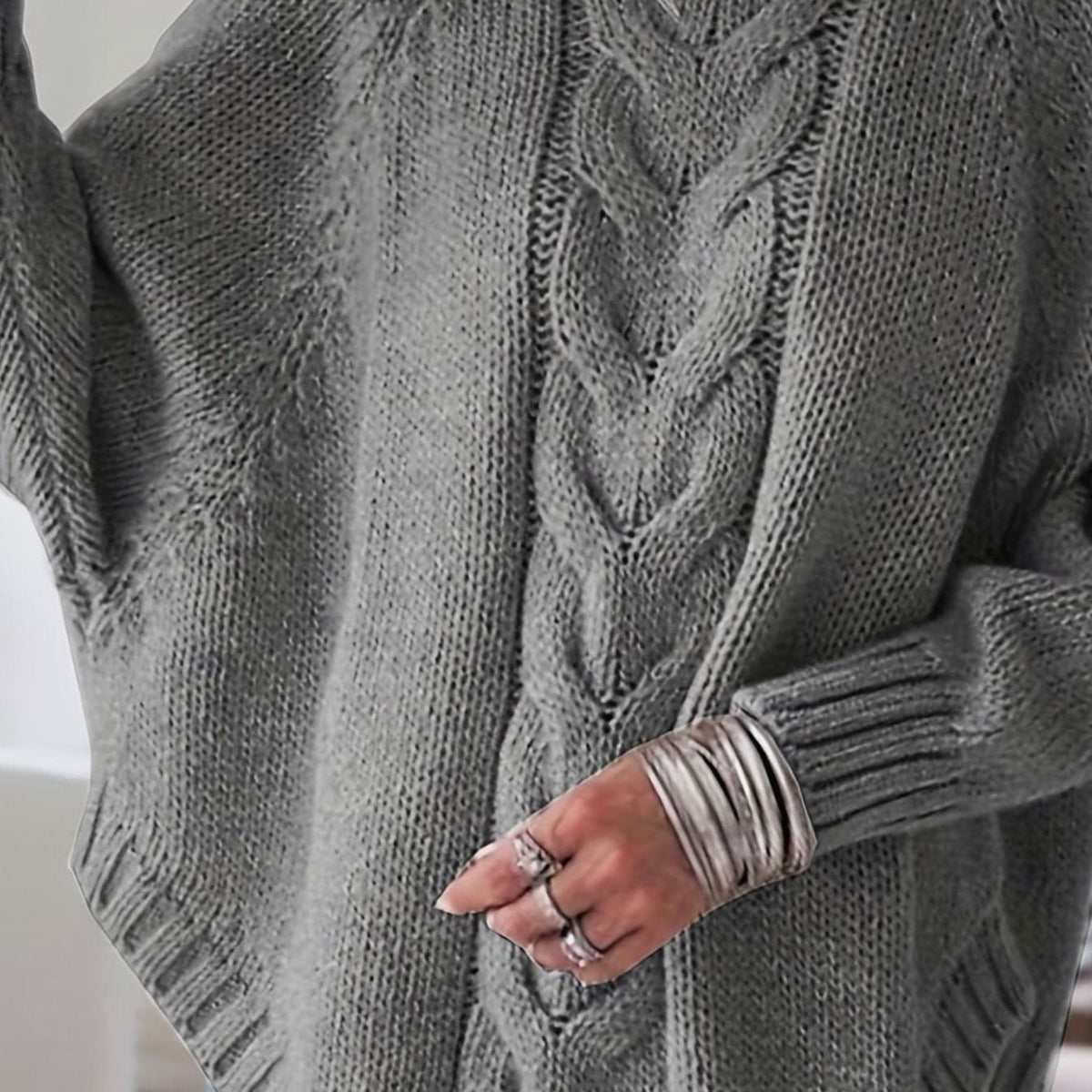 Oversized kabelstrikket sweater med høj hals til damer
