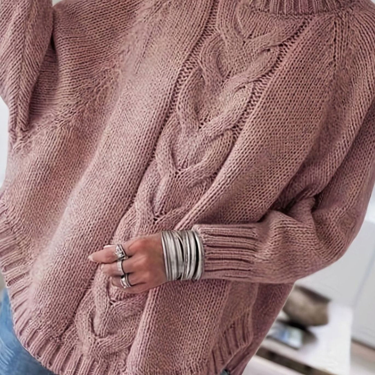 Oversized kabelstrikket sweater med høj hals til damer