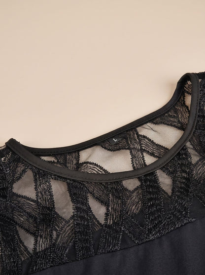 Plus size midikjole til damer med blondebærestykke og chiffonoverlag