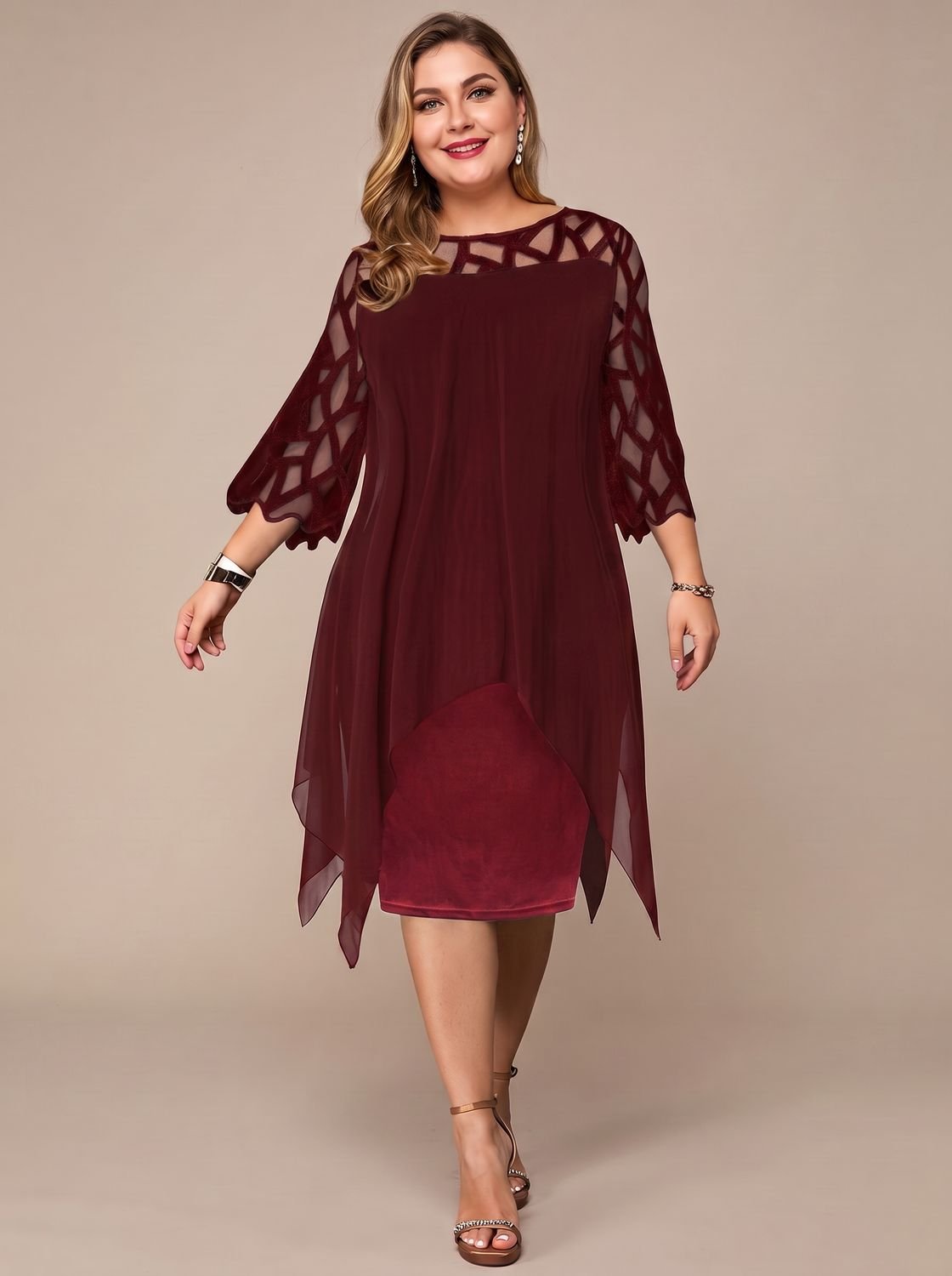 Plus size midikjole til damer med blondebærestykke og chiffonoverlag