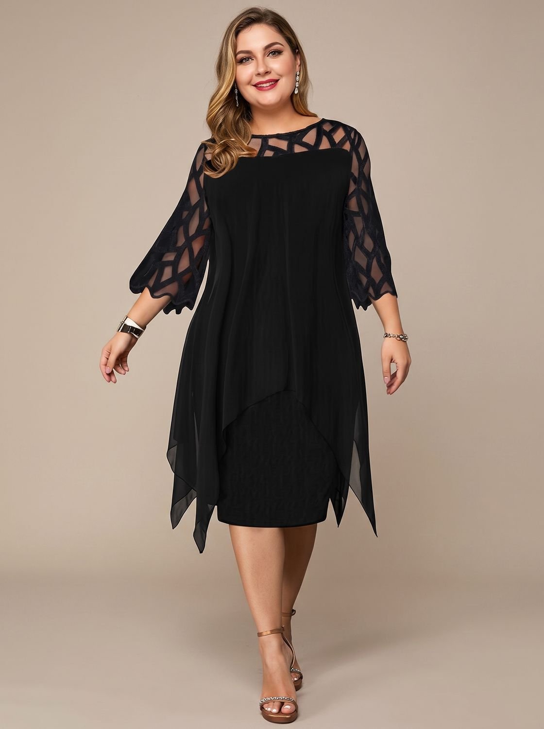 Plus size midikjole til damer med blondebærestykke og chiffonoverlag