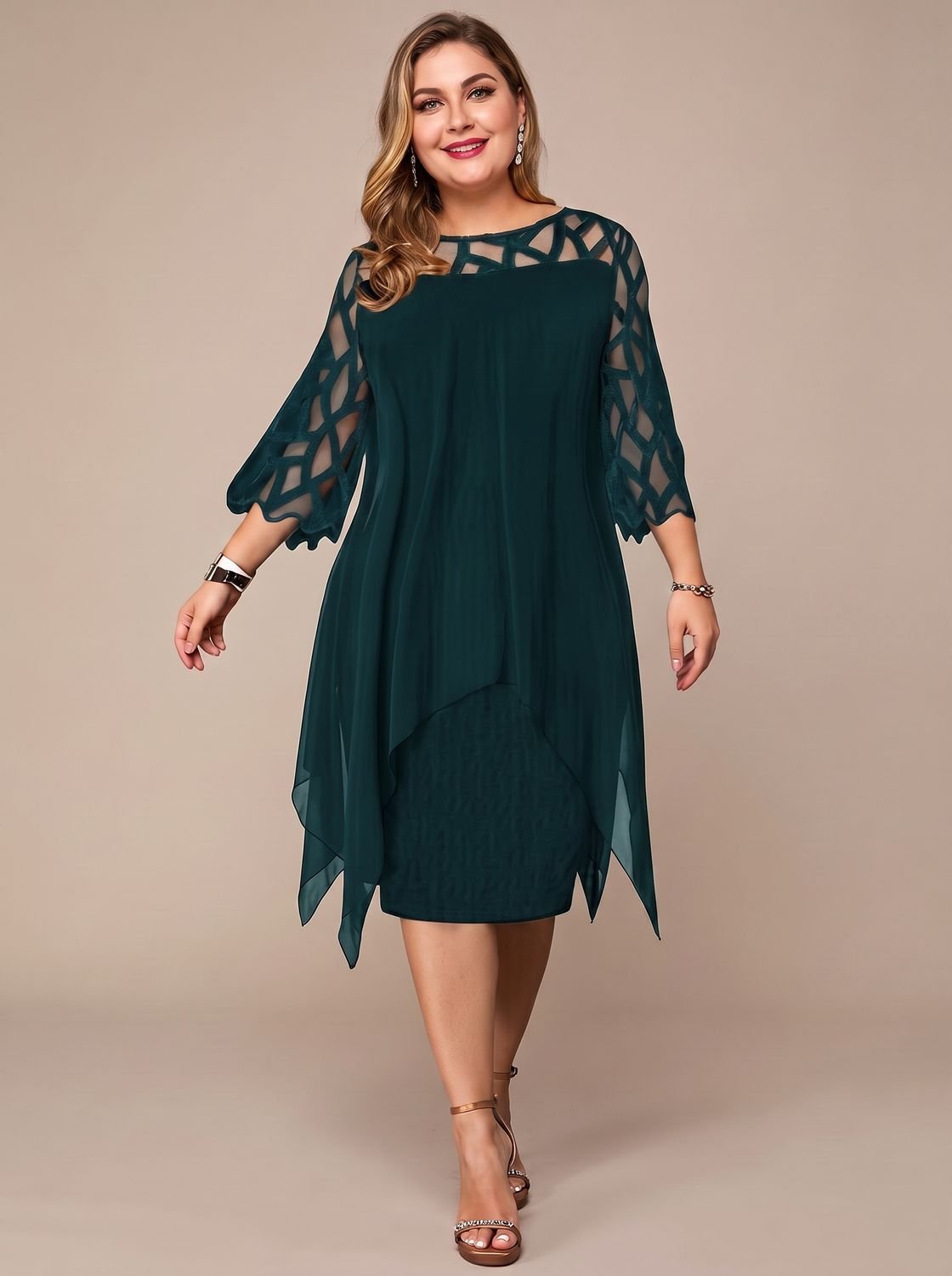 Plus size midikjole til damer med blondebærestykke og chiffonoverlag
