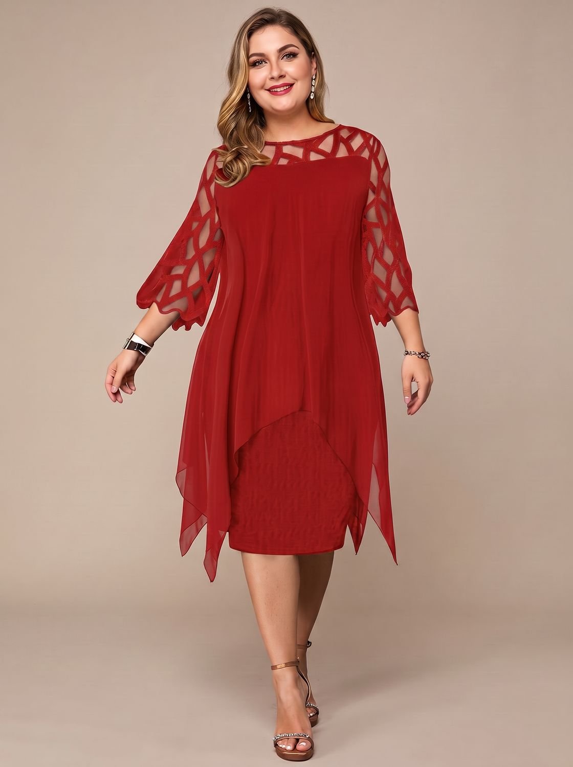 Plus size midikjole til damer med blondebærestykke og chiffonoverlag