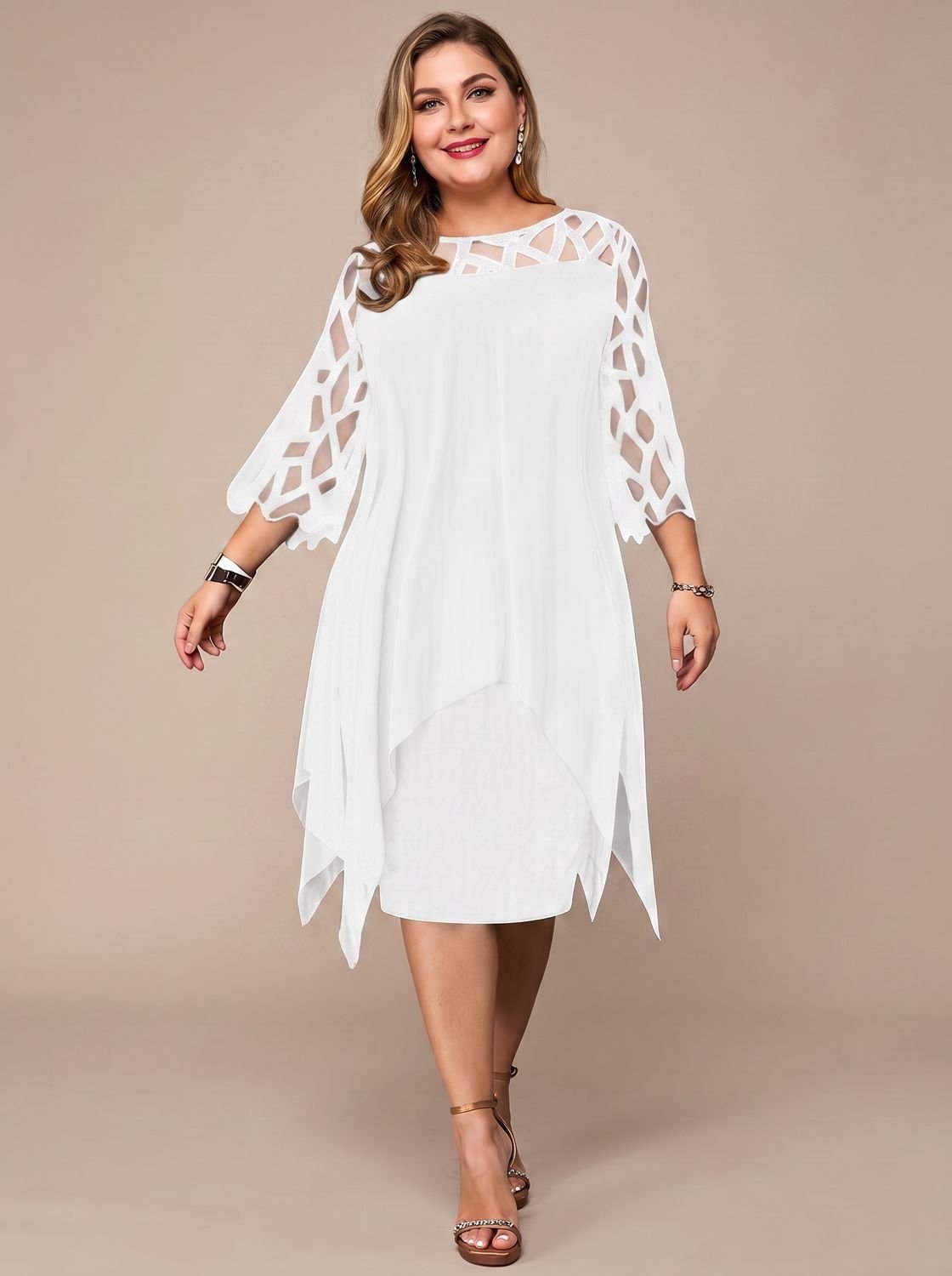 Plus size midikjole til damer med blondebærestykke og chiffonoverlag