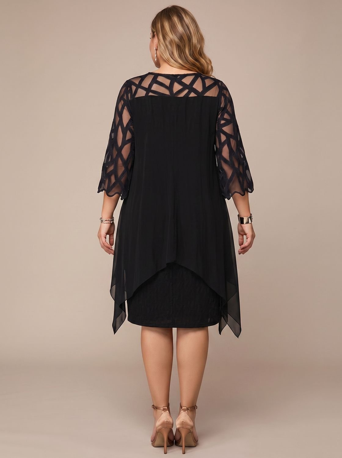 Plus size midikjole til damer med blondebærestykke og chiffonoverlag