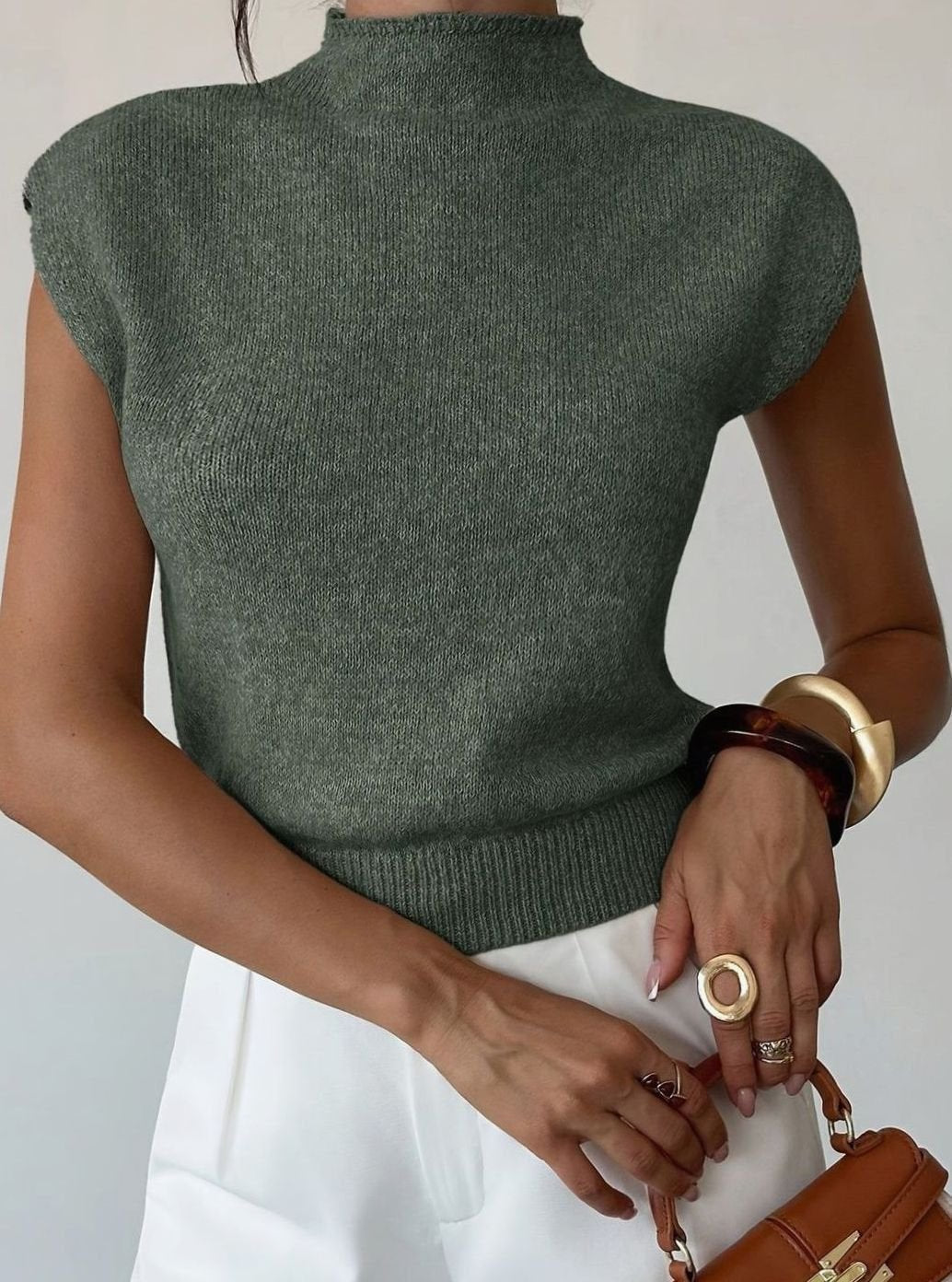 Ærmeløs strikvest med halvhøj hals til damer