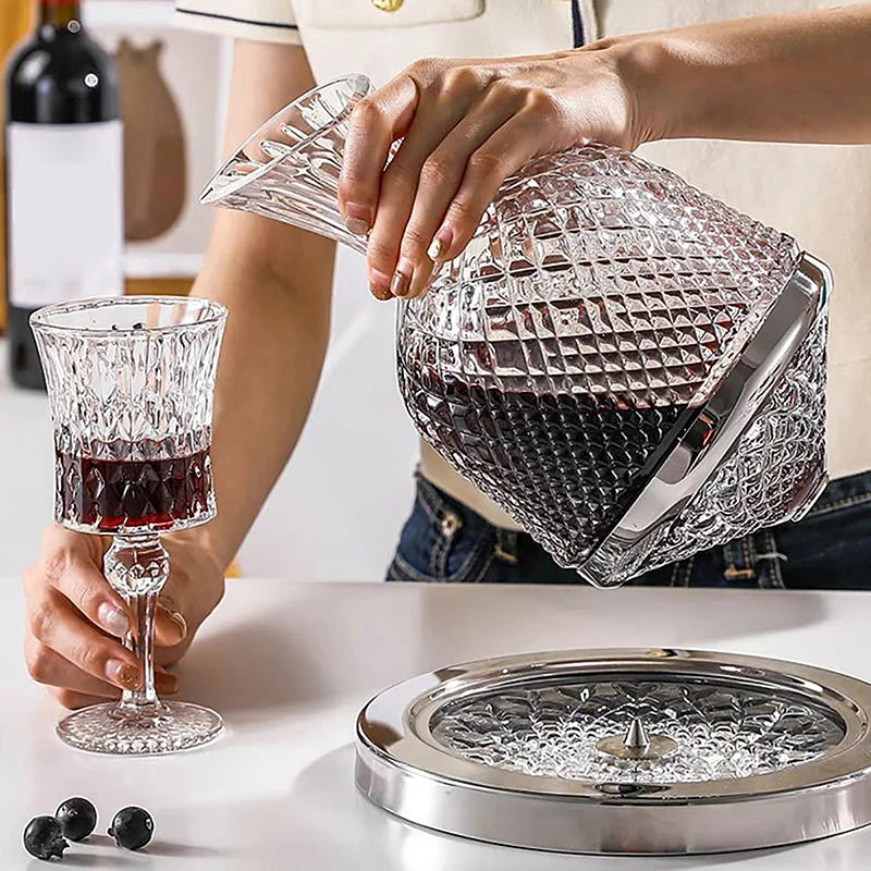 Roterende Krystal Karaffel på Højt Niveau – luksuriøs og elegant design – roterende funktion for bedre iltning – ideel til whisky og andre spiritusser – lavet af høj kvalitet krystal – et unikt supplement til bordet