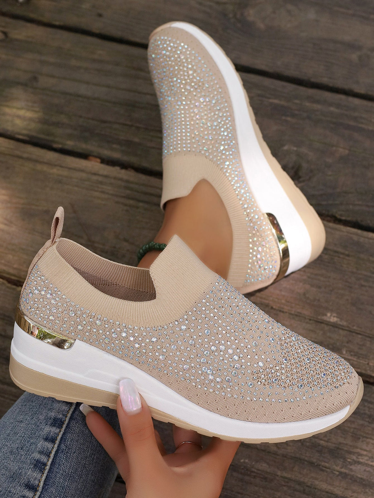 Slip-on striksneakers til damer med funklende stras-detaljer, elastisk åbning og stødabsorberende platformsål