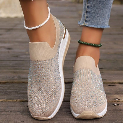 Slip-on striksneakers til damer med funklende stras-detaljer, elastisk åbning og stødabsorberende platformsål