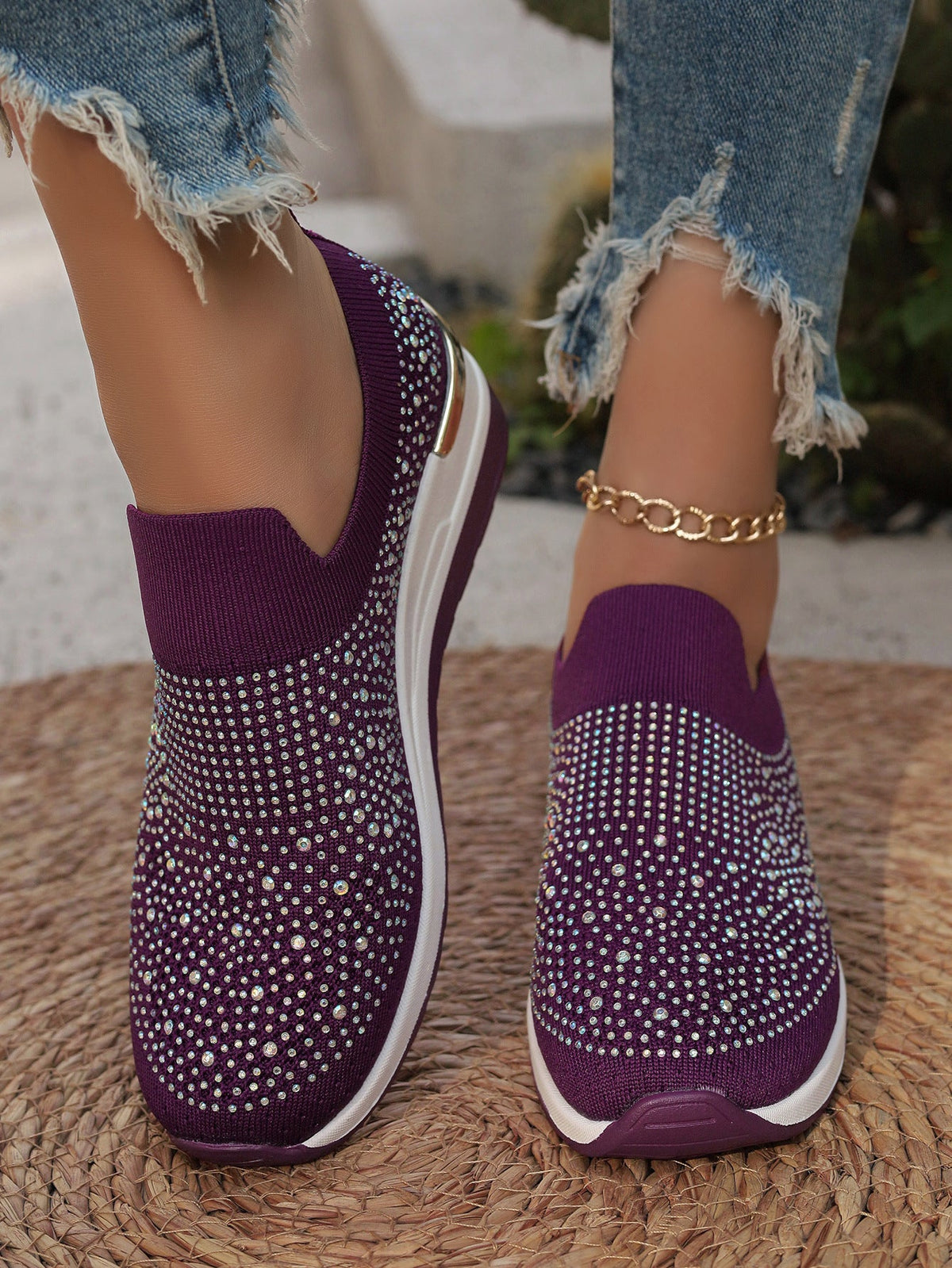 Slip-on striksneakers til damer med funklende stras-detaljer, elastisk åbning og stødabsorberende platformsål