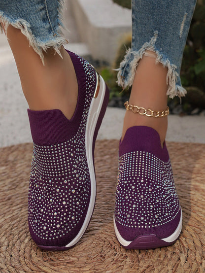 Slip-on striksneakers til damer med funklende stras-detaljer, elastisk åbning og stødabsorberende platformsål