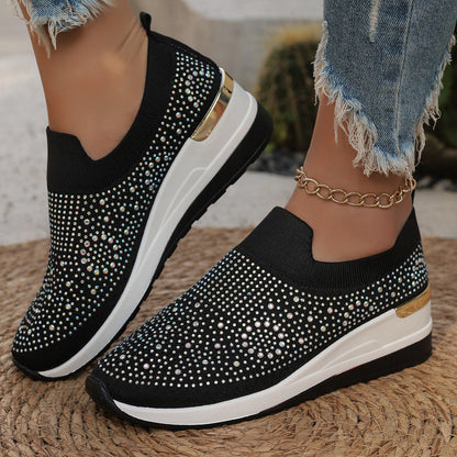 Slip-on striksneakers til damer med funklende stras-detaljer, elastisk åbning og stødabsorberende platformsål