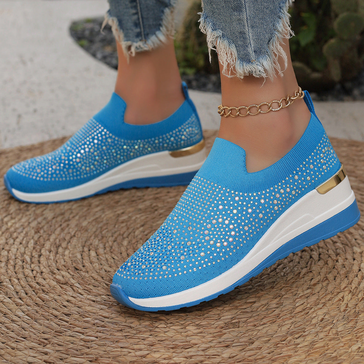 Slip-on striksneakers til damer med funklende stras-detaljer, elastisk åbning og stødabsorberende platformsål