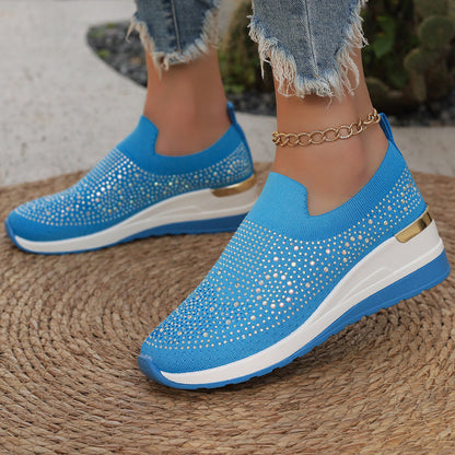 Slip-on striksneakers til damer med funklende stras-detaljer, elastisk åbning og stødabsorberende platformsål
