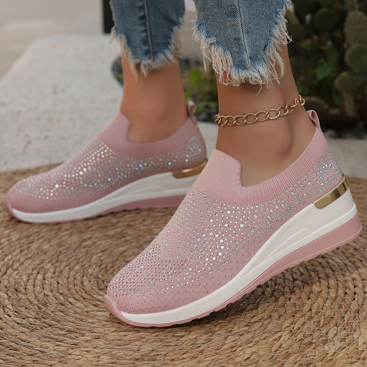 Slip-on striksneakers til damer med funklende stras-detaljer, elastisk åbning og stødabsorberende platformsål