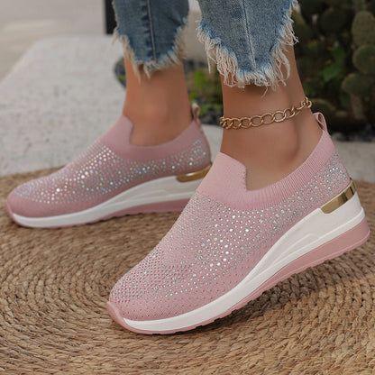 Slip-on striksneakers til damer med funklende stras-detaljer, elastisk åbning og stødabsorberende platformsål