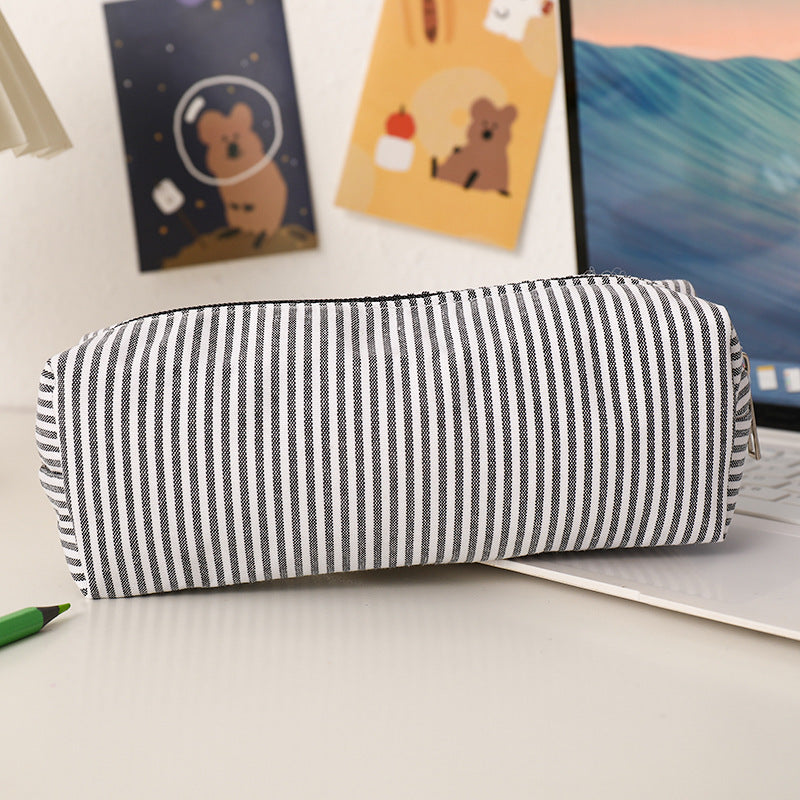 Stribet penalhus i lærred og organizer til kontorartikler med lynlås i toppen